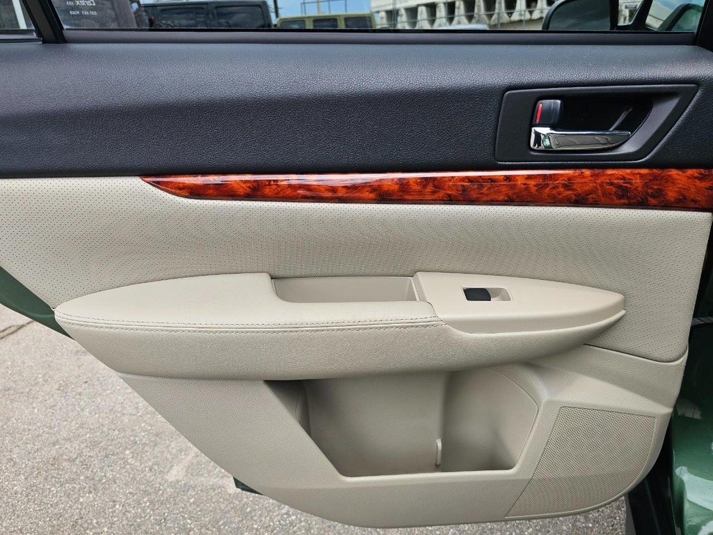 Subaru Outback Vehicle Full-screen Gallery Image 28