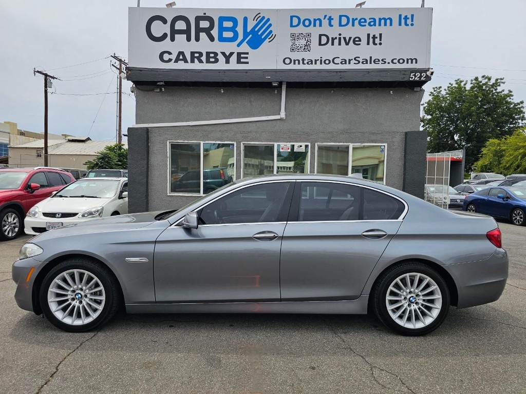 BMW 5 Series Vehicle Full-screen Gallery Image 03