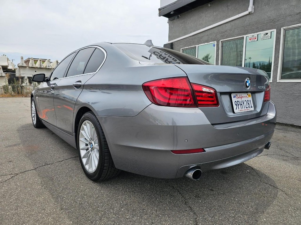 BMW 5 Series Vehicle Full-screen Gallery Image 04