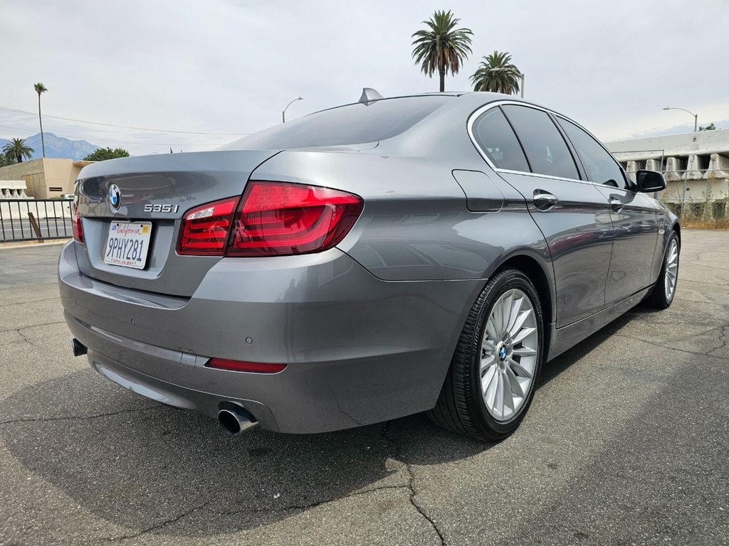 BMW 5 Series Vehicle Full-screen Gallery Image 06