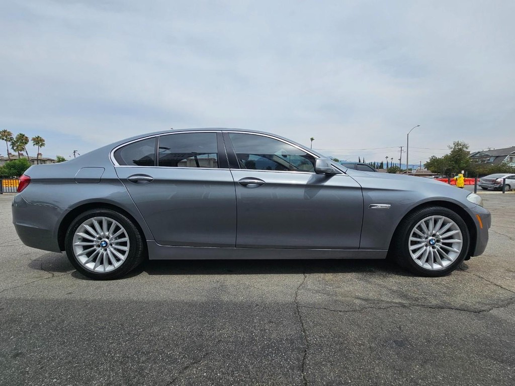 BMW 5 Series Vehicle Full-screen Gallery Image 07