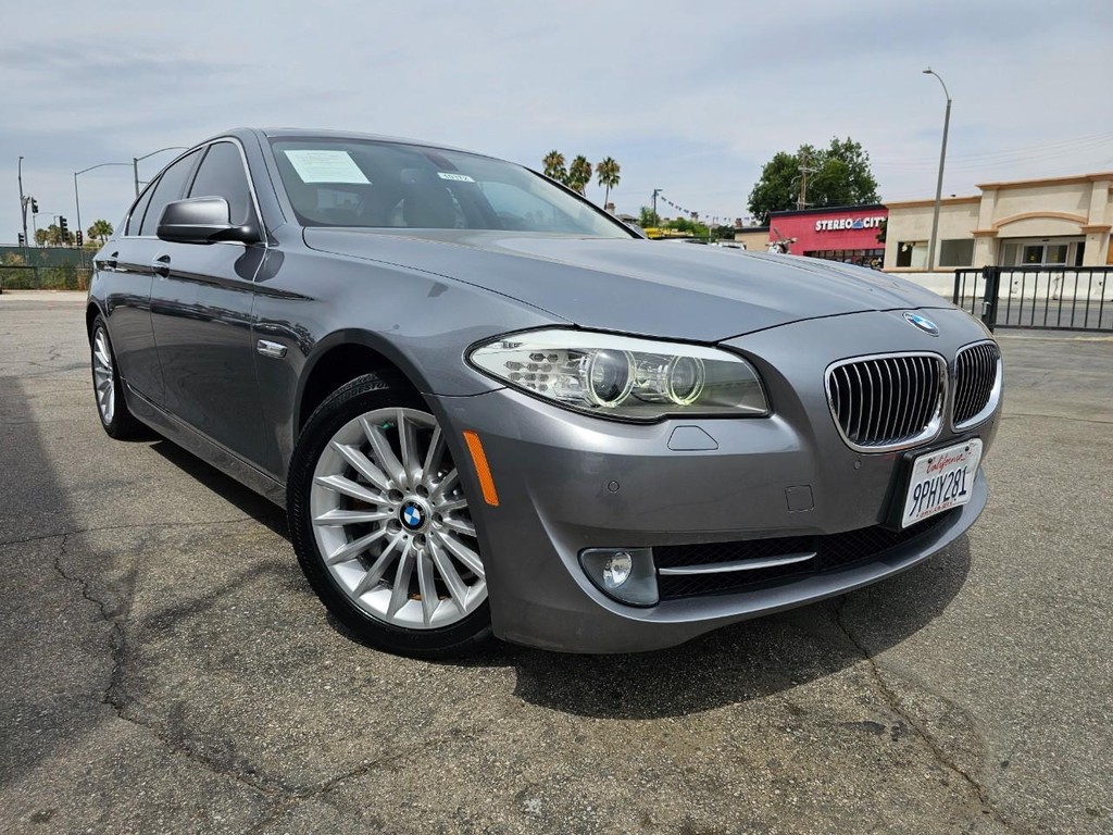 BMW 5 Series Vehicle Full-screen Gallery Image 08