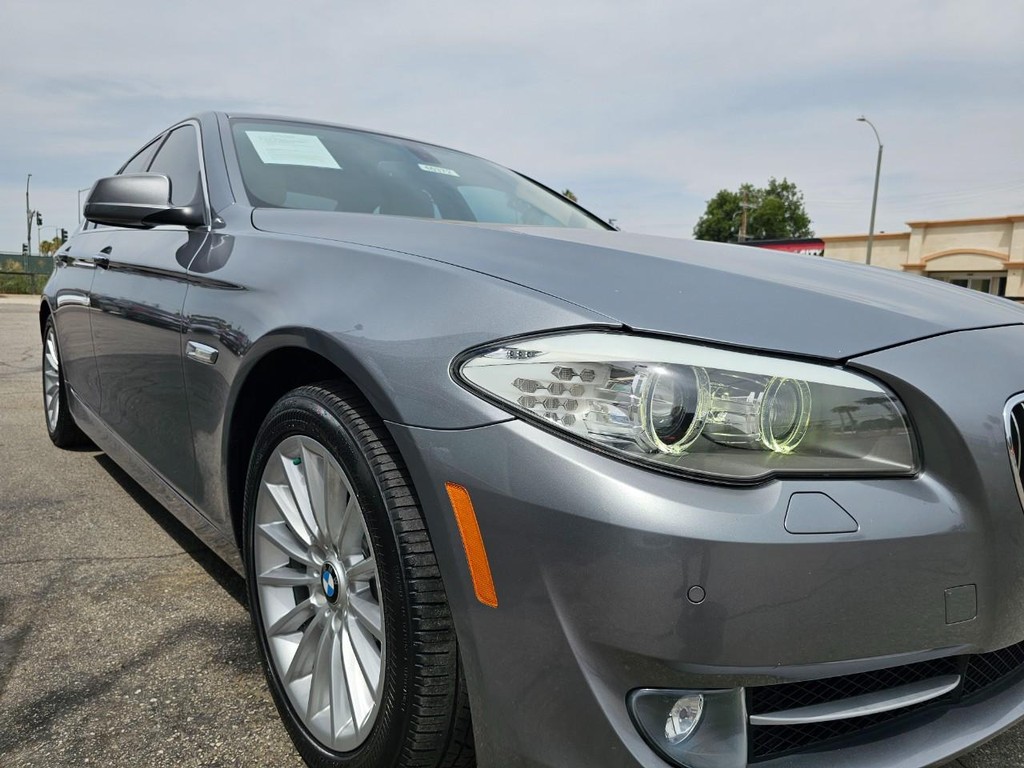 BMW 5 Series Vehicle Full-screen Gallery Image 10