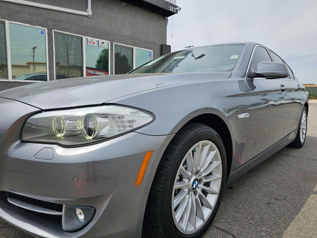 BMW 5 Series Vehicle Full-screen Gallery Image 11