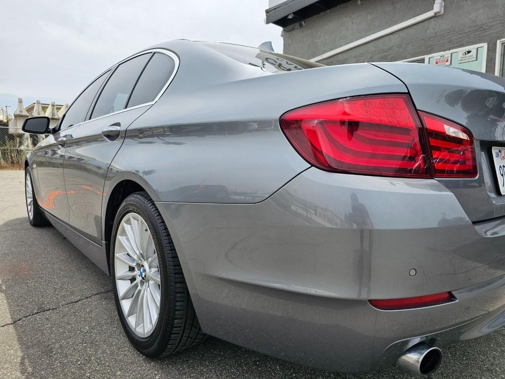 BMW 5 Series Vehicle Full-screen Gallery Image 12