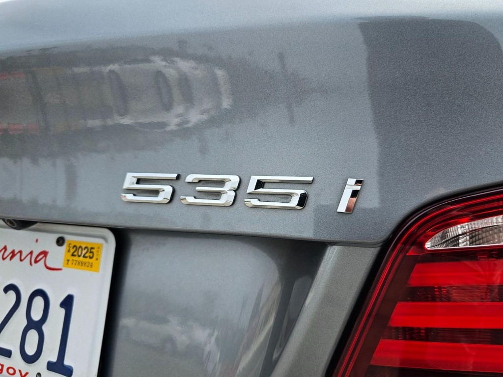 BMW 5 Series Vehicle Full-screen Gallery Image 14