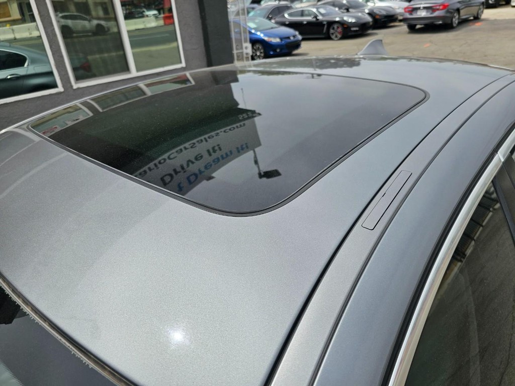 BMW 5 Series Vehicle Full-screen Gallery Image 16