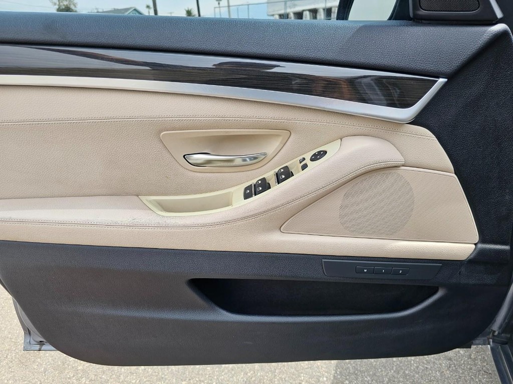 BMW 5 Series Vehicle Full-screen Gallery Image 17