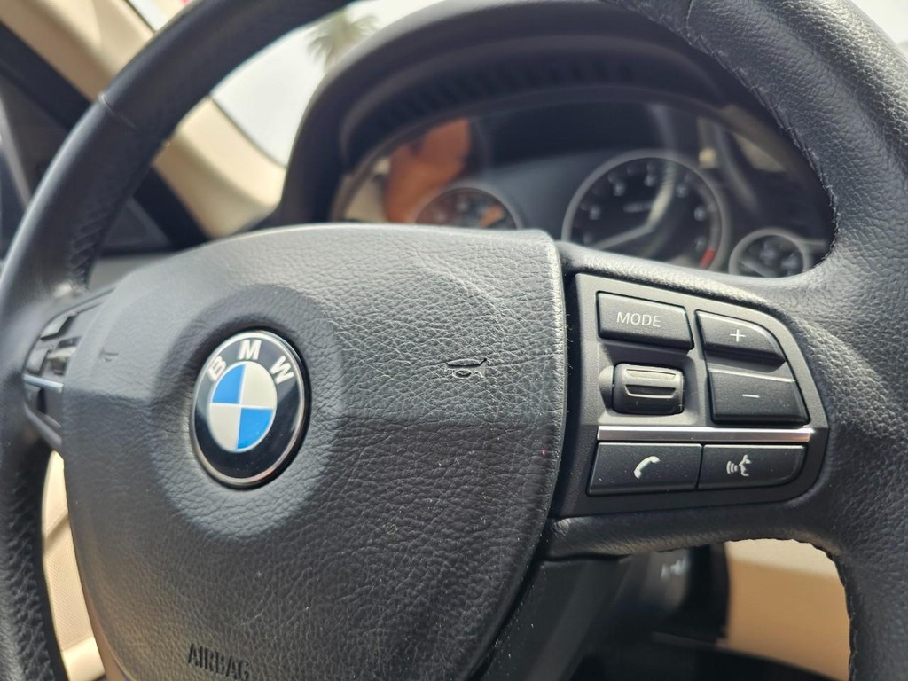 BMW 5 Series Vehicle Full-screen Gallery Image 21