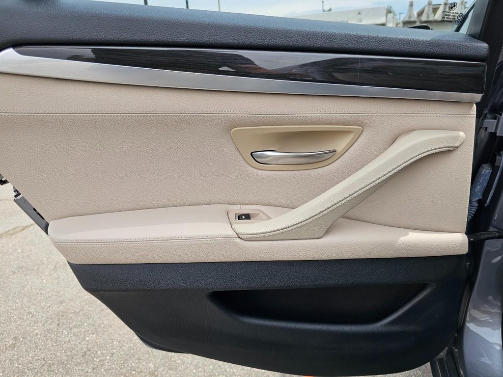 BMW 5 Series Vehicle Full-screen Gallery Image 23