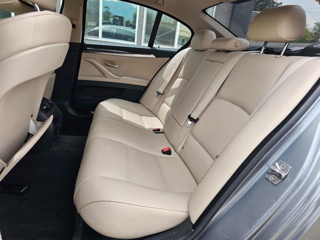 BMW 5 Series Vehicle Full-screen Gallery Image 24