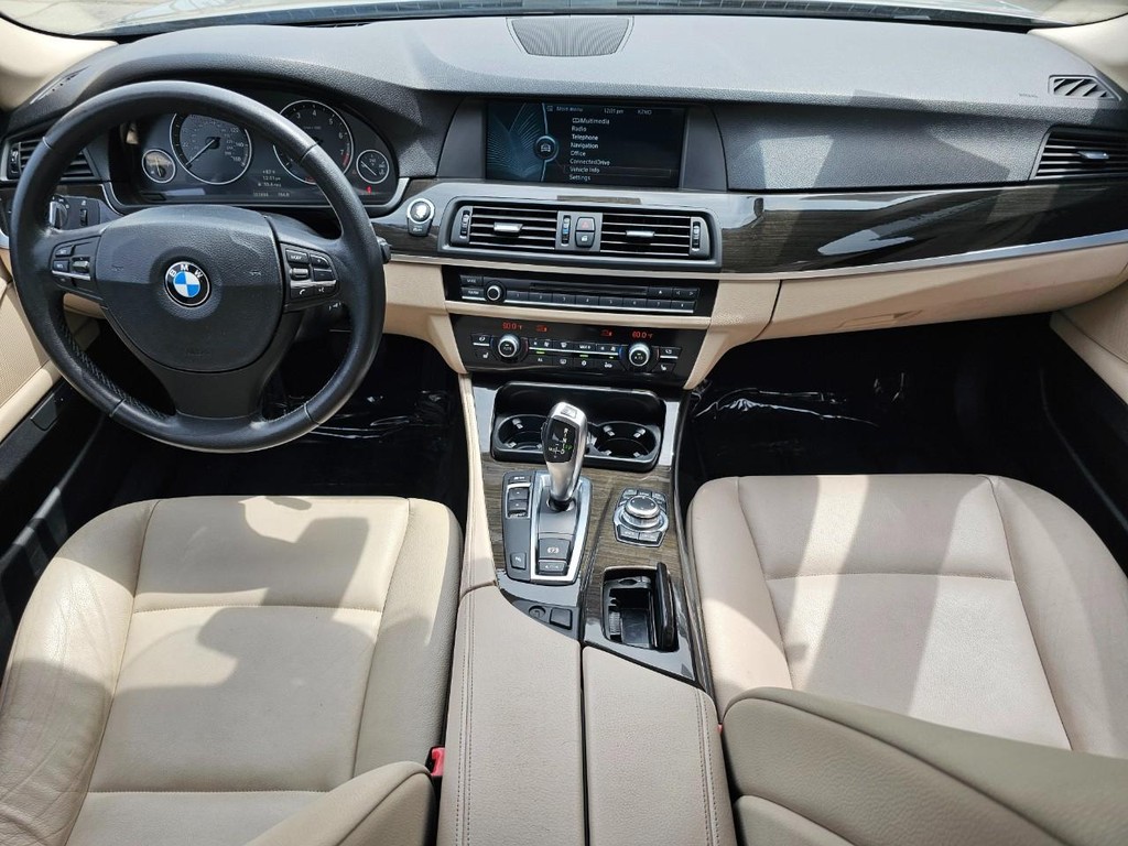 BMW 5 Series Vehicle Full-screen Gallery Image 25