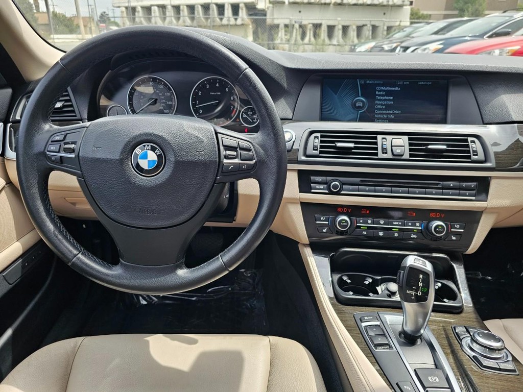 BMW 5 Series Vehicle Full-screen Gallery Image 26