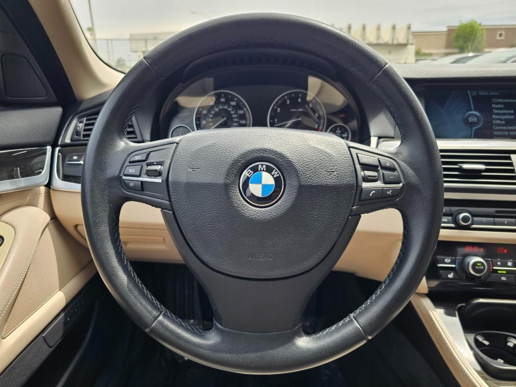 BMW 5 Series Vehicle Full-screen Gallery Image 27