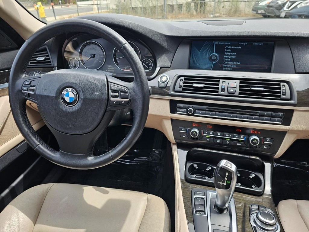 BMW 5 Series Vehicle Full-screen Gallery Image 28