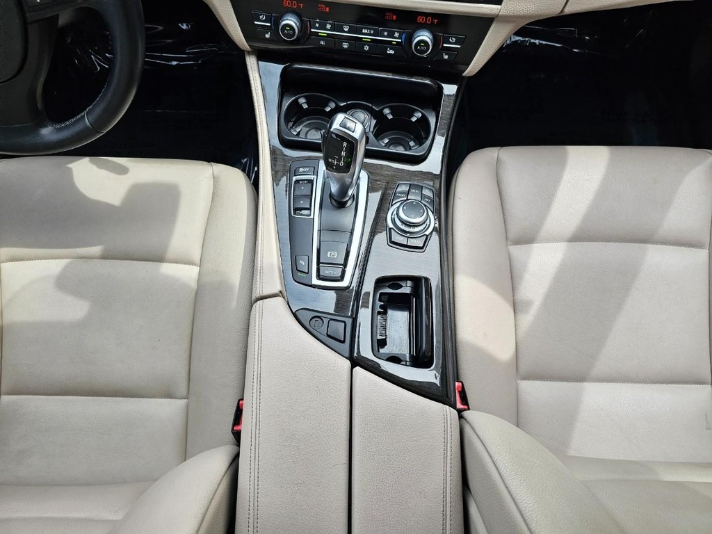 BMW 5 Series Vehicle Full-screen Gallery Image 32