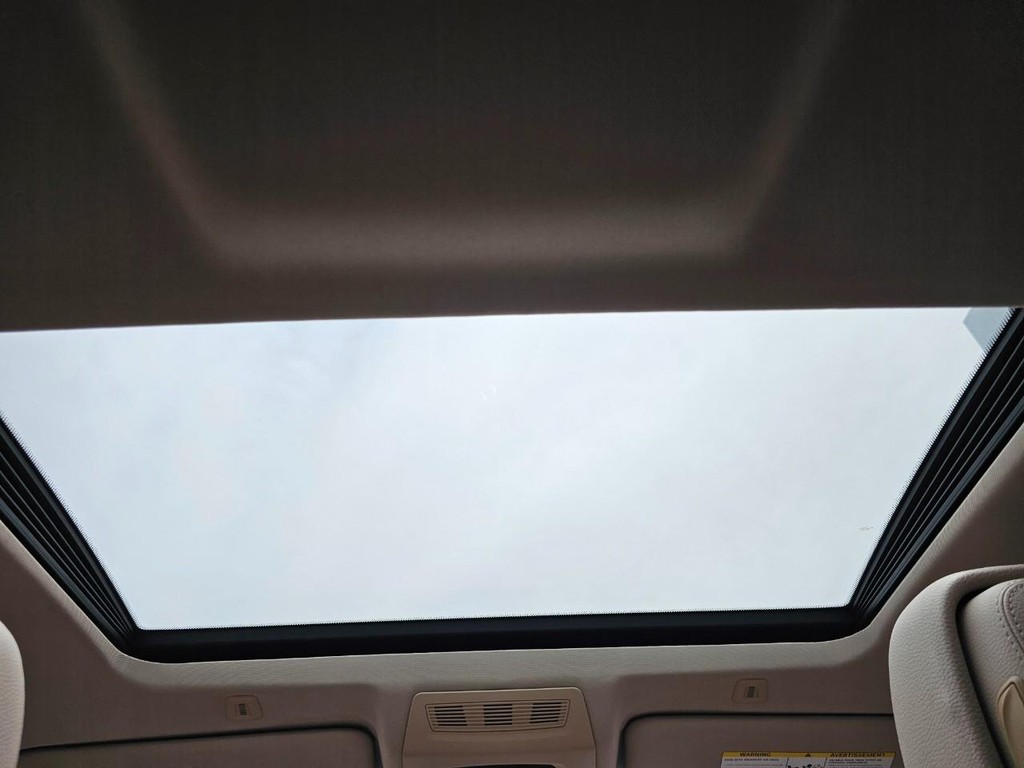 BMW 5 Series Vehicle Full-screen Gallery Image 34