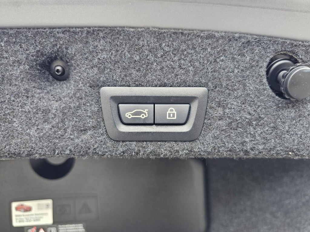 BMW 5 Series Vehicle Full-screen Gallery Image 37