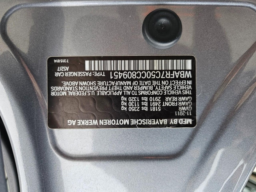 BMW 5 Series Vehicle Full-screen Gallery Image 40