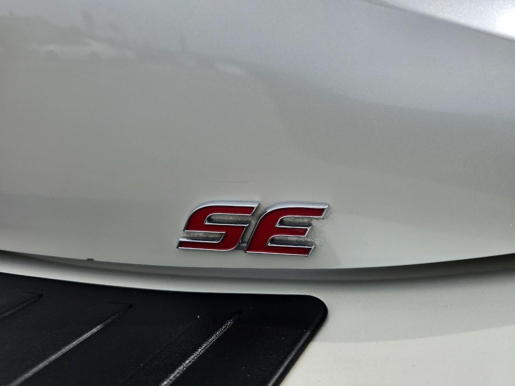 Toyota Corolla Hatchback Vehicle Full-screen Gallery Image 14