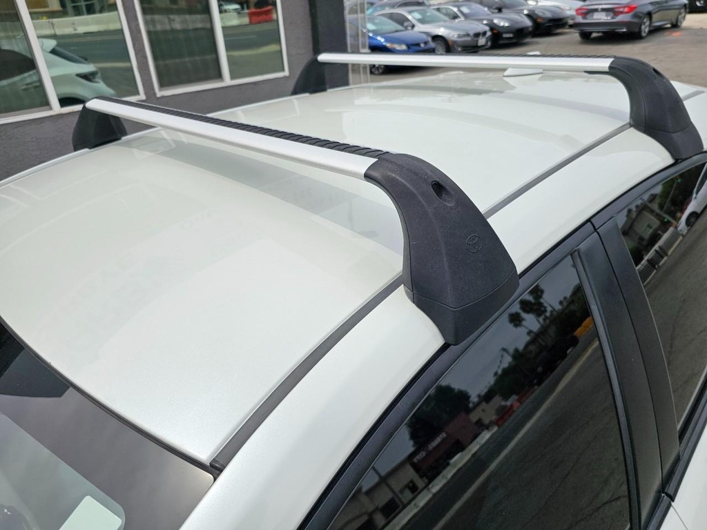 Toyota Corolla Hatchback Vehicle Full-screen Gallery Image 16