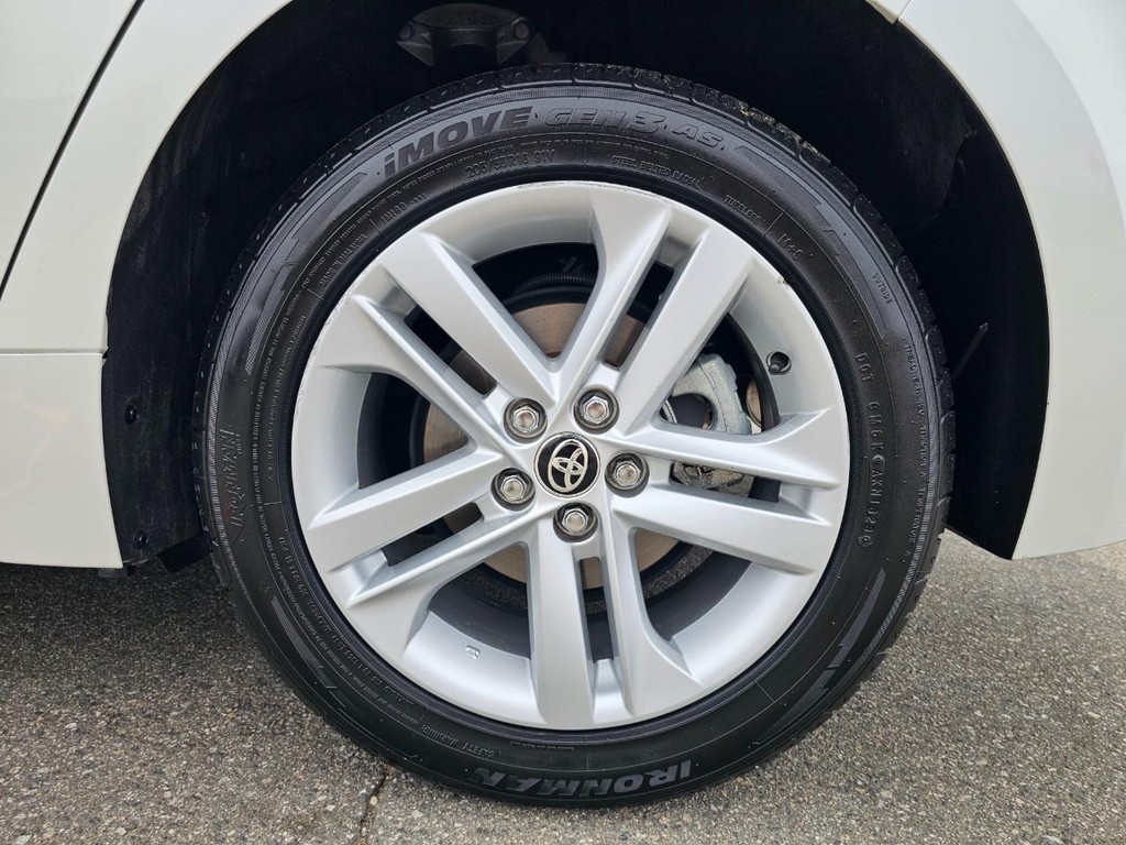 Toyota Corolla Hatchback Vehicle Full-screen Gallery Image 17