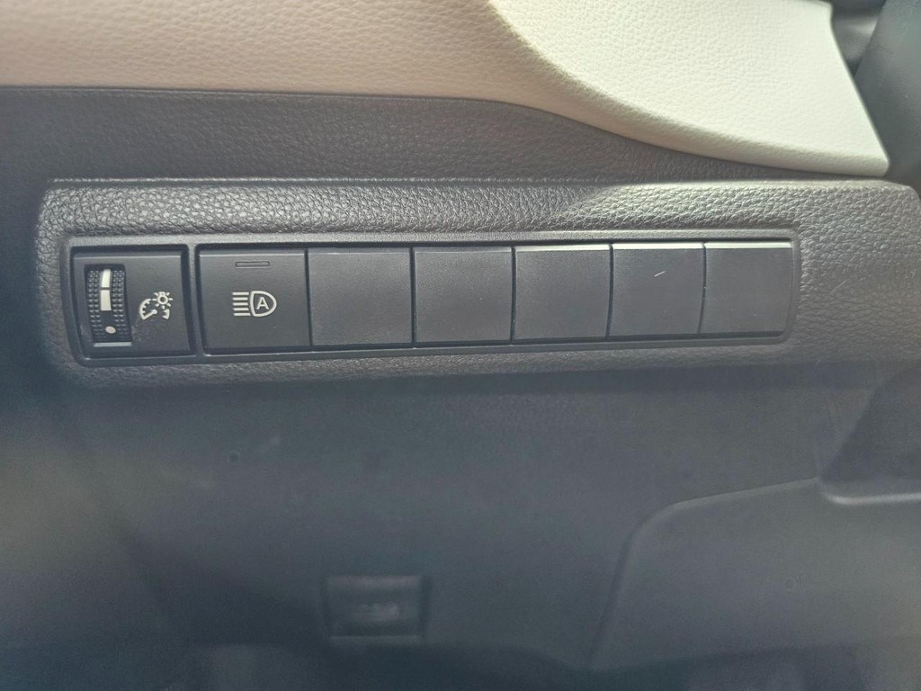 Toyota Corolla Hatchback Vehicle Full-screen Gallery Image 20