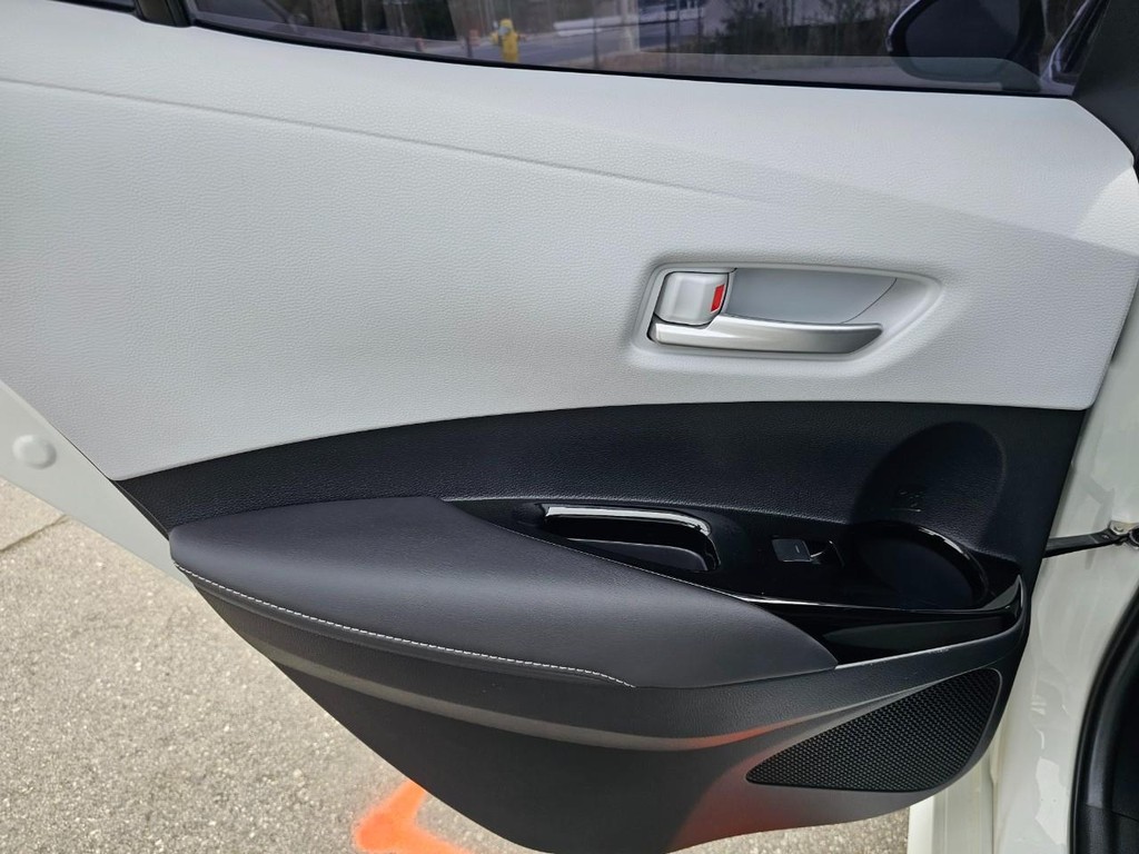 Toyota Corolla Hatchback Vehicle Full-screen Gallery Image 24