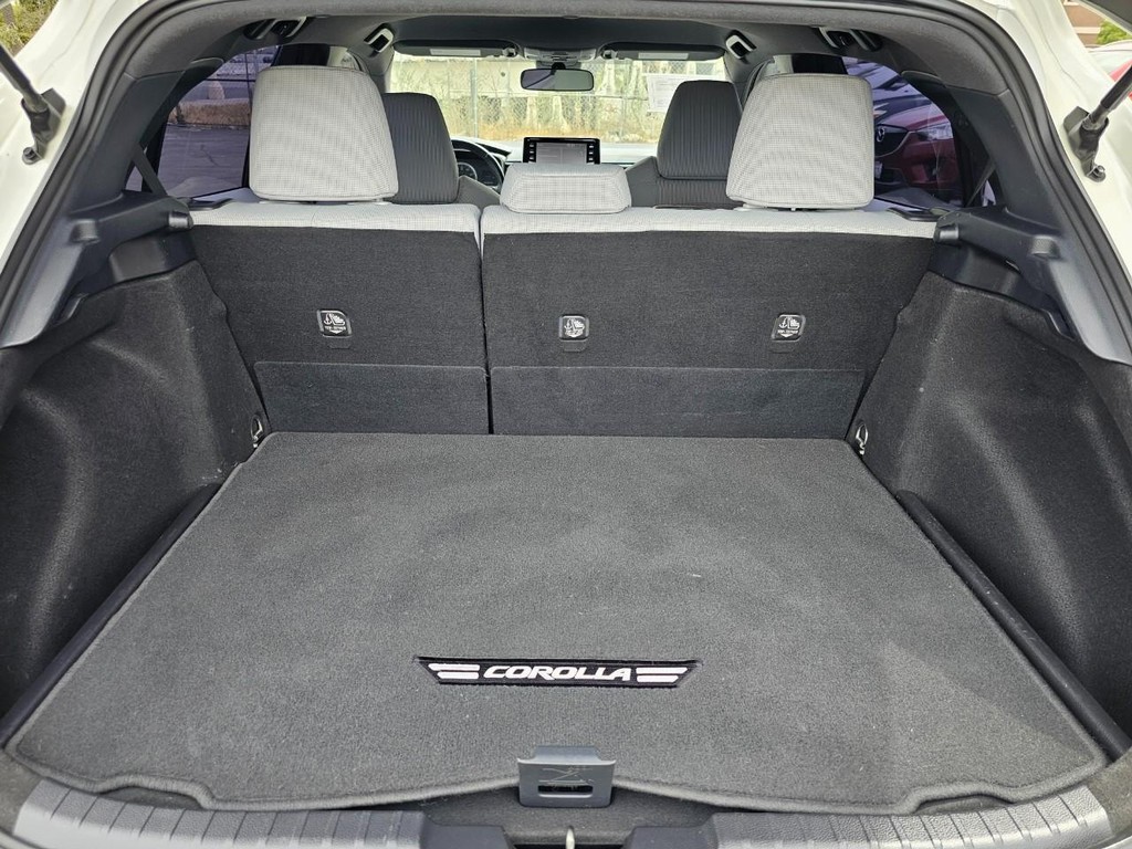 Toyota Corolla Hatchback Vehicle Full-screen Gallery Image 36