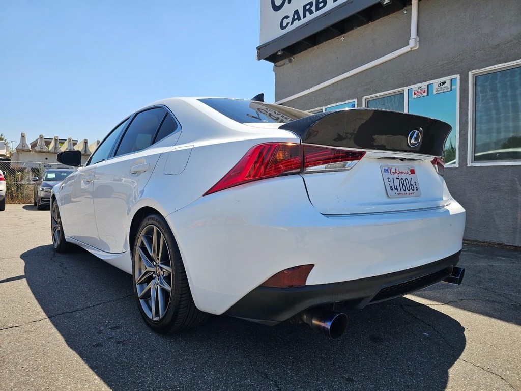 Lexus IS Vehicle Full-screen Gallery Image 04