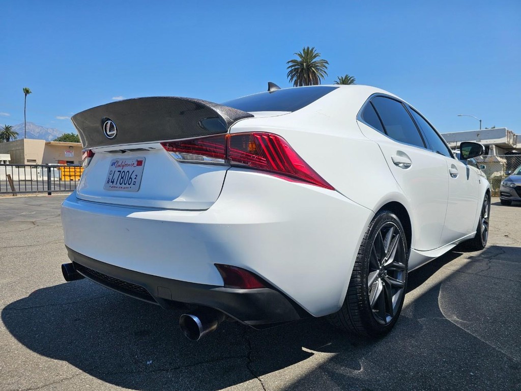 Lexus IS Vehicle Full-screen Gallery Image 06