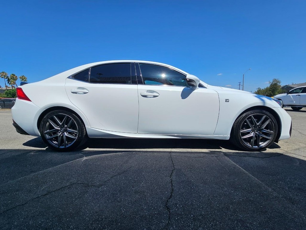 Lexus IS Vehicle Full-screen Gallery Image 07