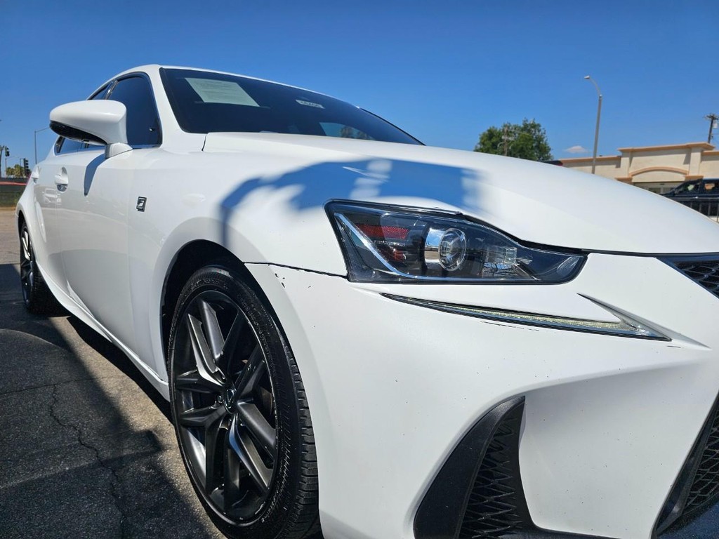 Lexus IS Vehicle Full-screen Gallery Image 10