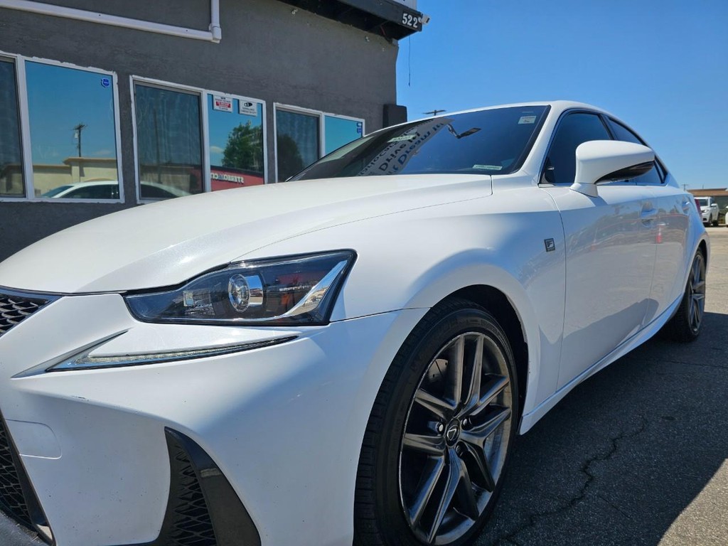 Lexus IS Vehicle Full-screen Gallery Image 11