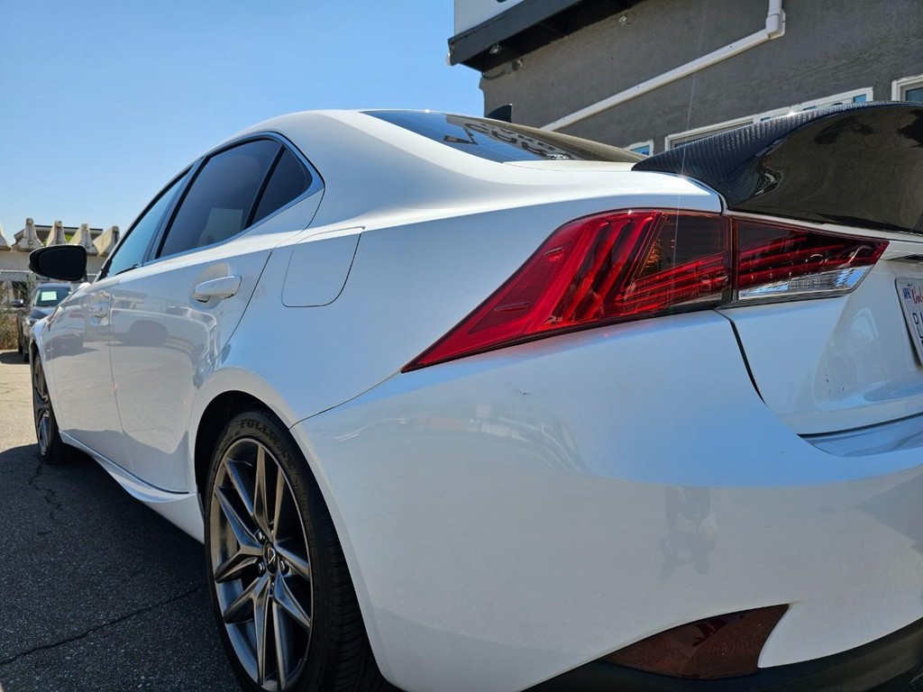 Lexus IS Vehicle Full-screen Gallery Image 12