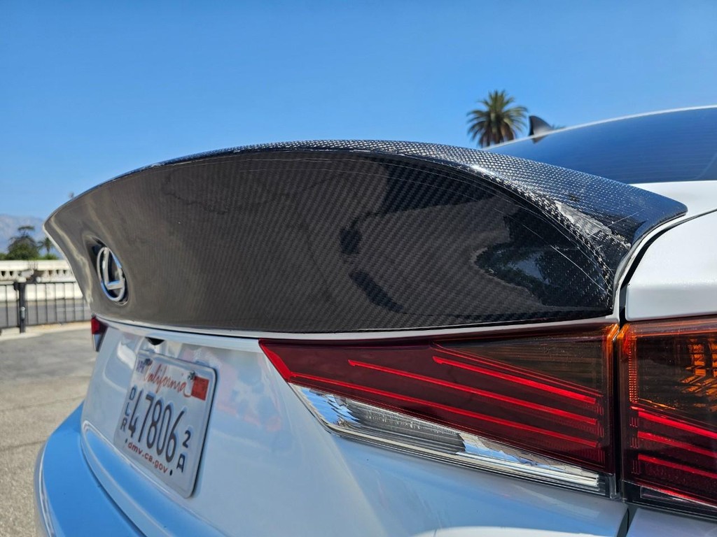 Lexus IS Vehicle Full-screen Gallery Image 14