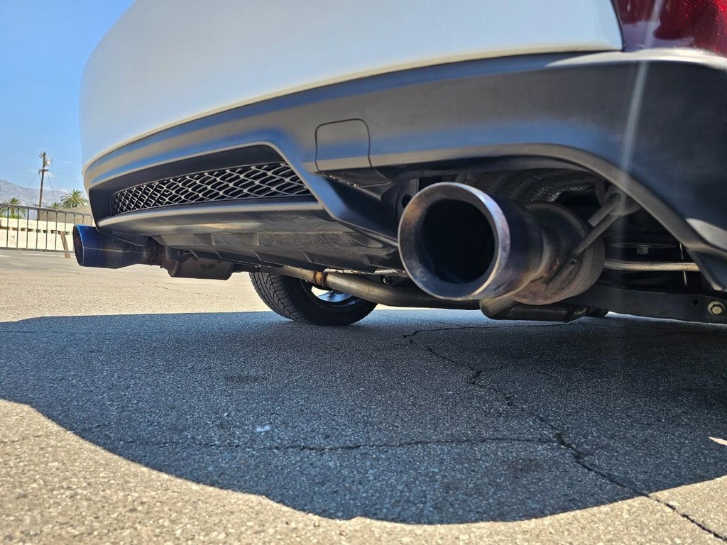 Lexus IS Vehicle Full-screen Gallery Image 15