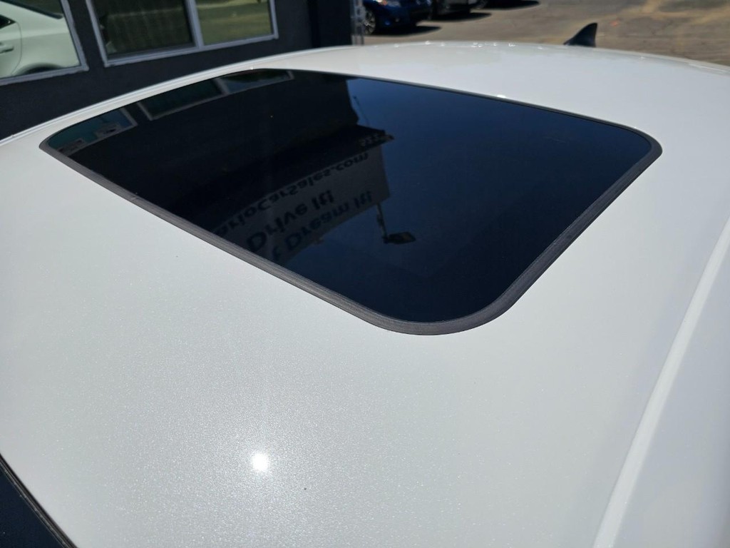 Lexus IS Vehicle Full-screen Gallery Image 16