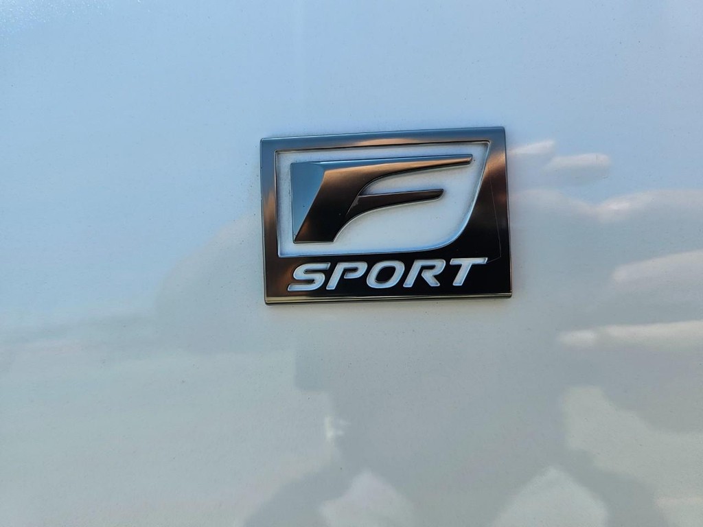 Lexus IS Vehicle Full-screen Gallery Image 17