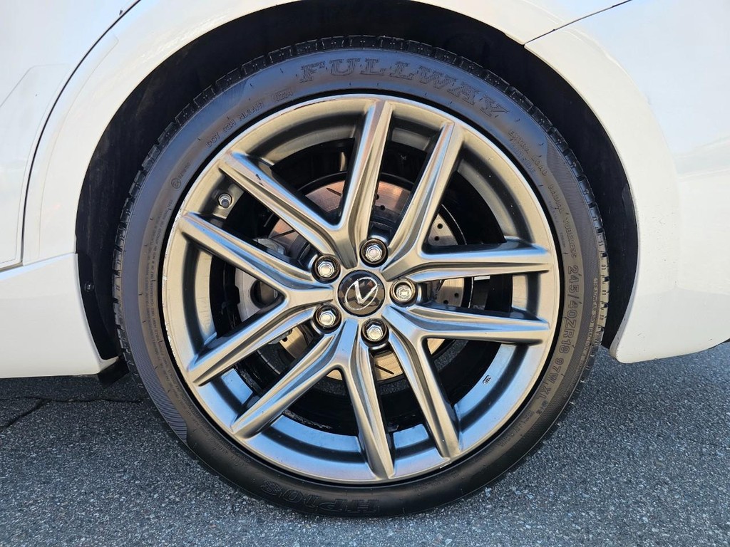 Lexus IS Vehicle Full-screen Gallery Image 18