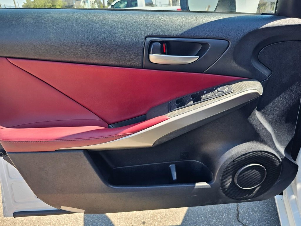 Lexus IS Vehicle Full-screen Gallery Image 19