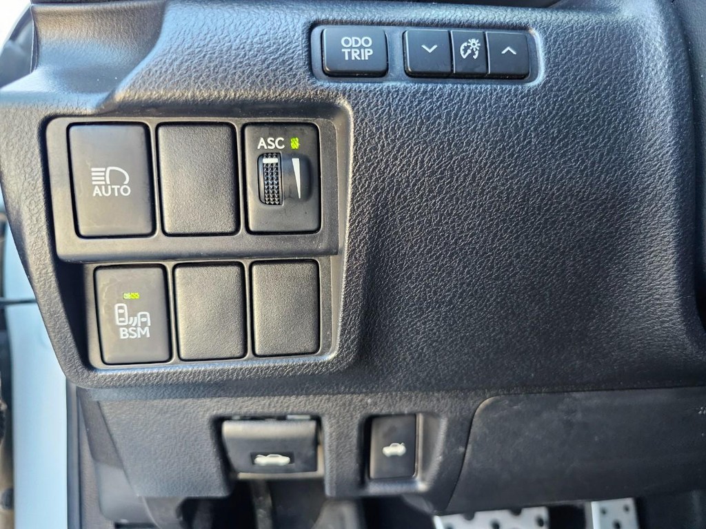 Lexus IS Vehicle Full-screen Gallery Image 20