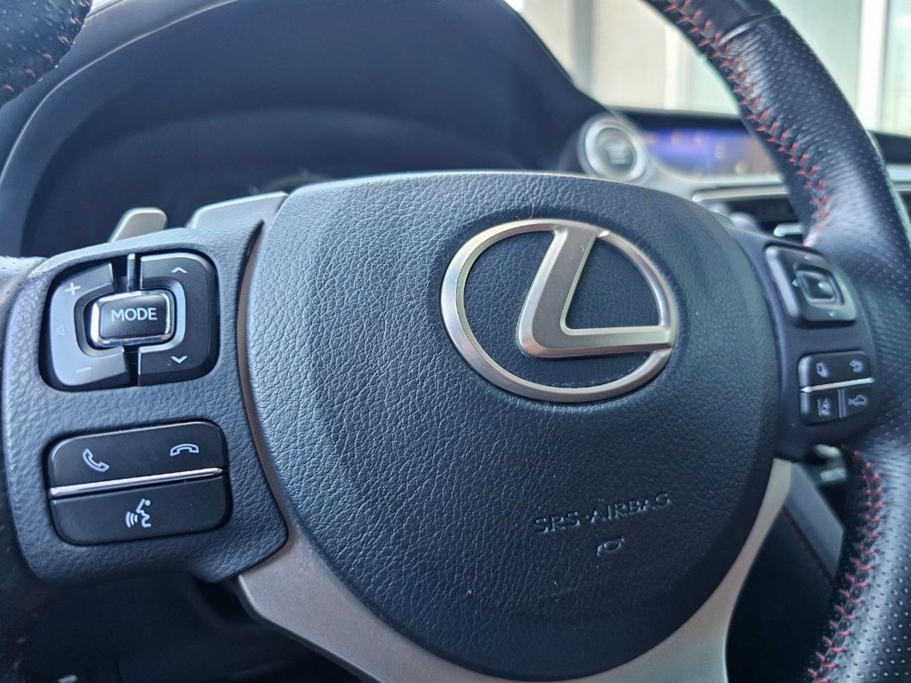 Lexus IS Vehicle Full-screen Gallery Image 21