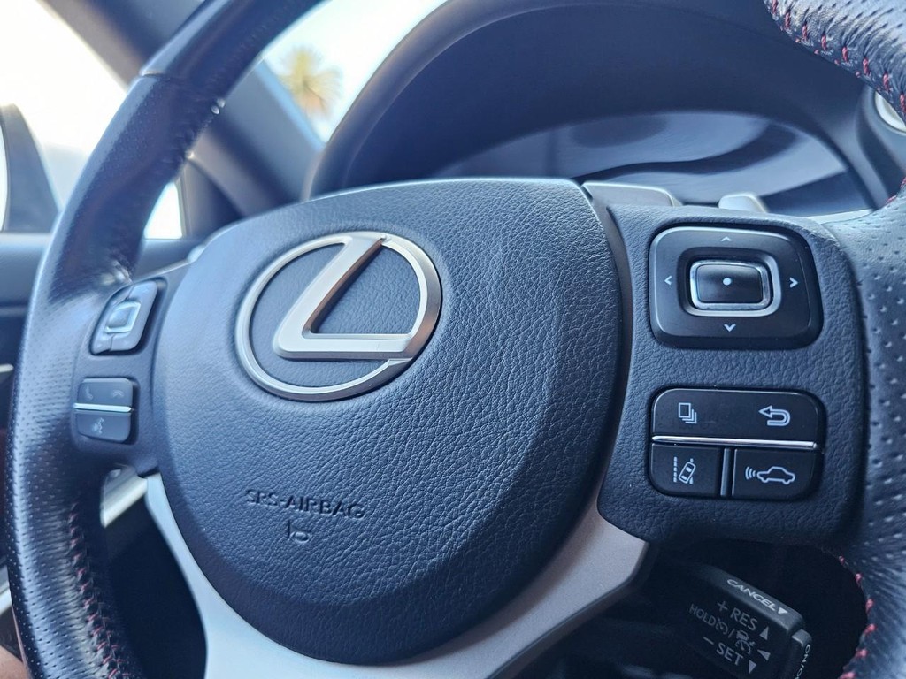 Lexus IS Vehicle Full-screen Gallery Image 22