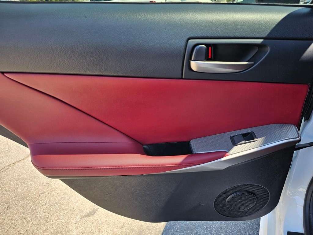 Lexus IS Vehicle Full-screen Gallery Image 24