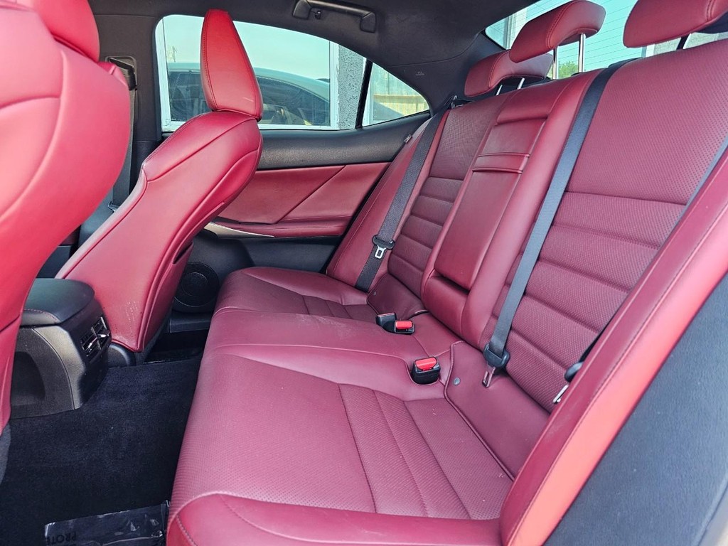 Lexus IS Vehicle Full-screen Gallery Image 25