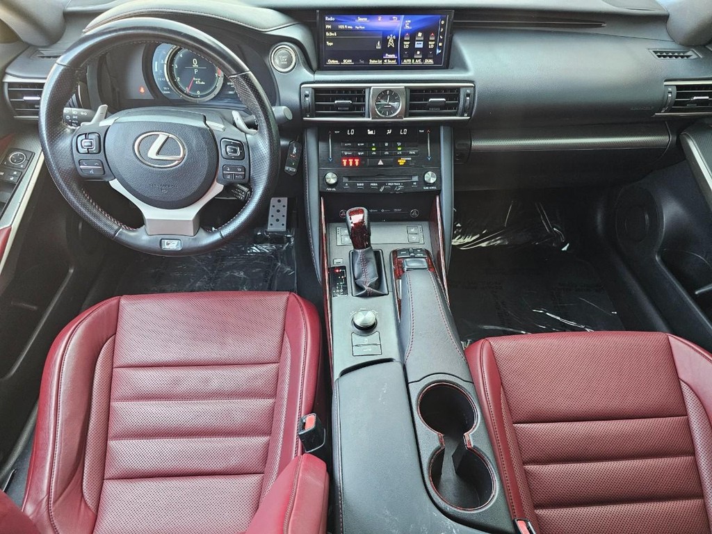 Lexus IS Vehicle Full-screen Gallery Image 26