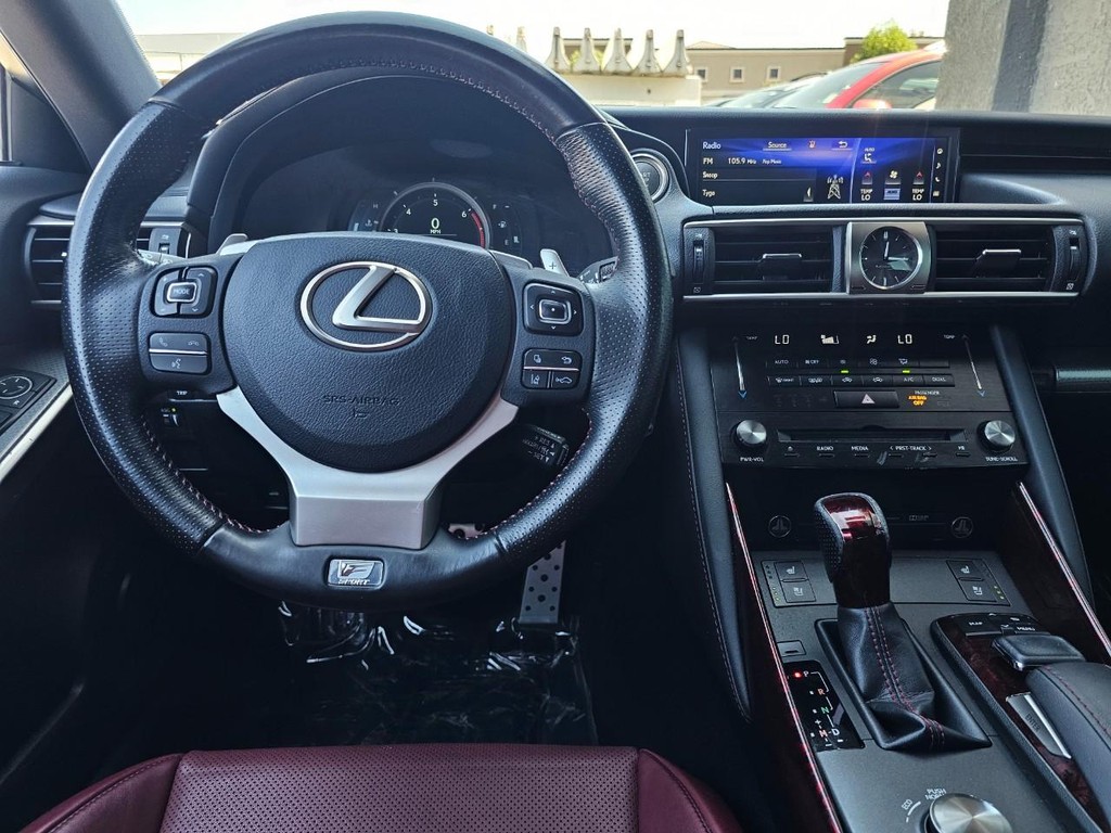 Lexus IS Vehicle Full-screen Gallery Image 27