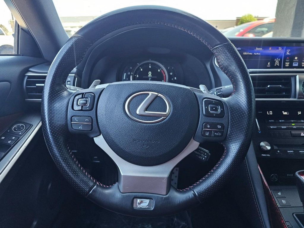 Lexus IS Vehicle Full-screen Gallery Image 28