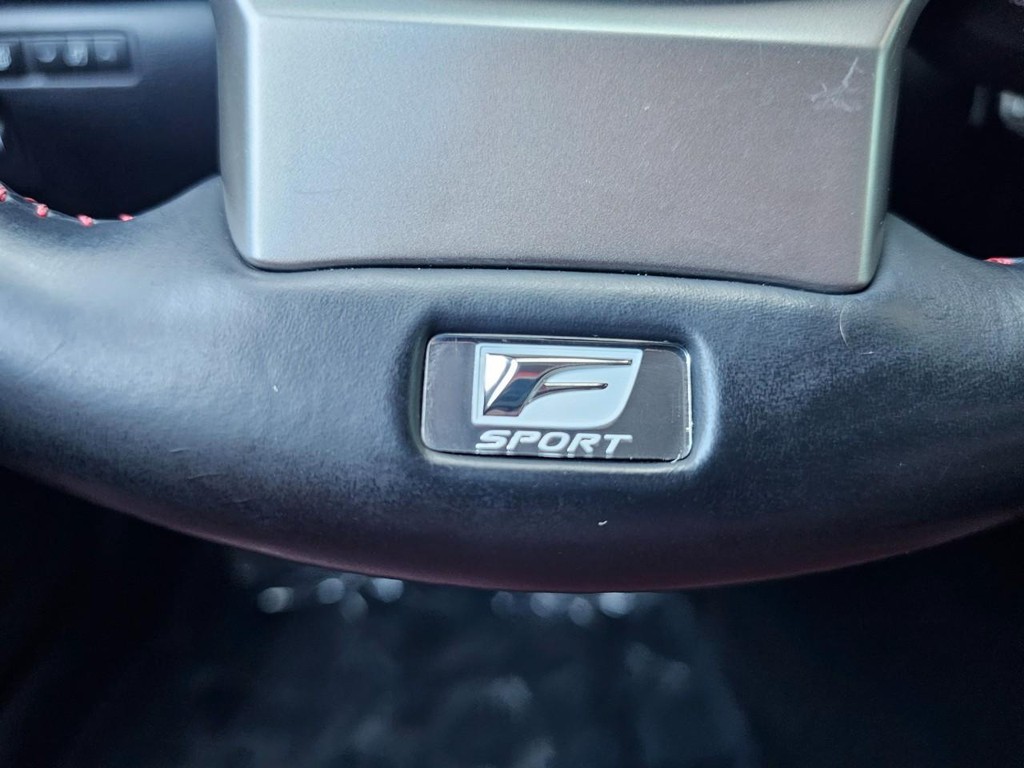 Lexus IS Vehicle Full-screen Gallery Image 29